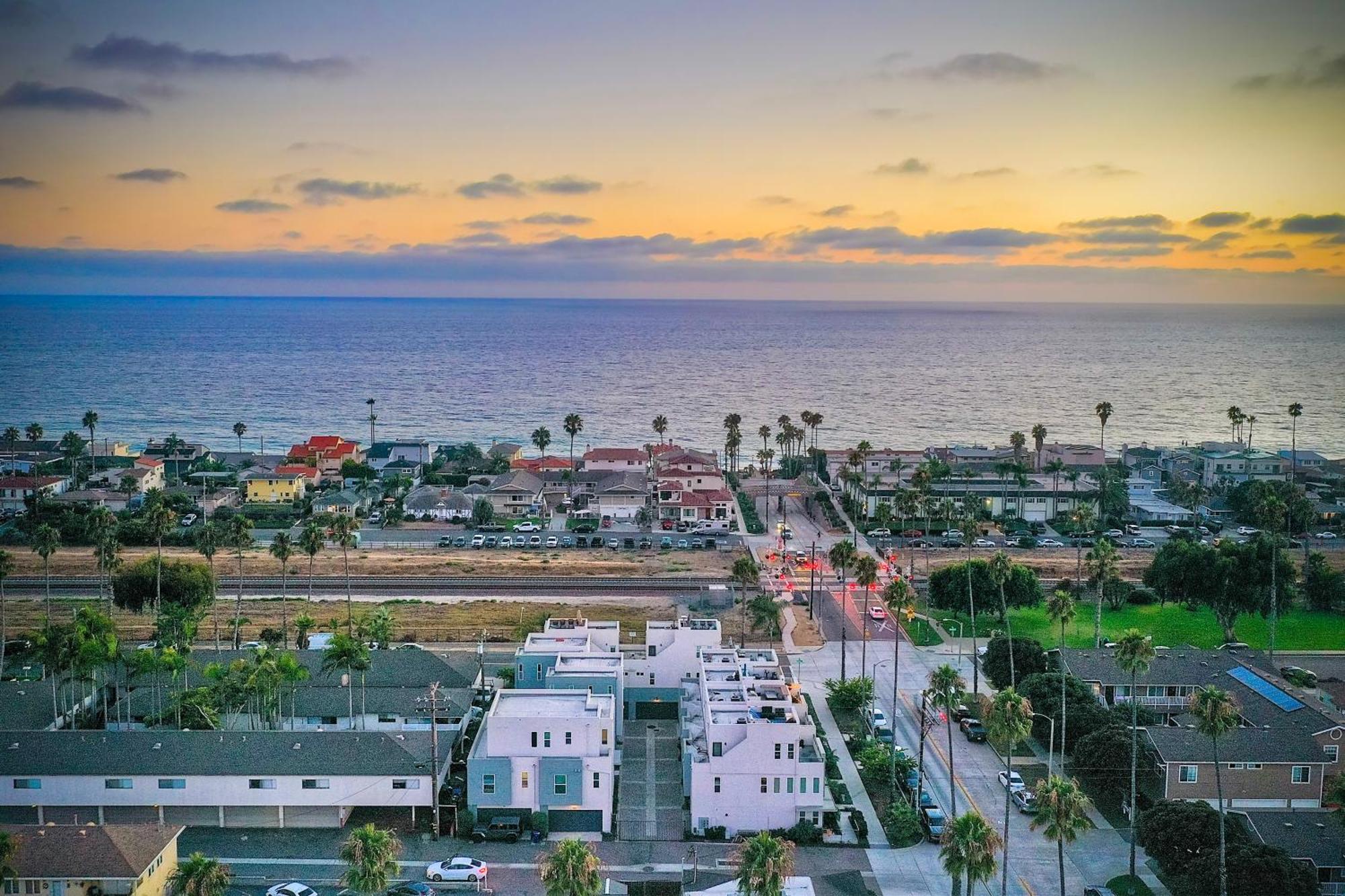 Blocks To Beach - Coastal Beach Decor - Garage Parking - Gated Community - 30 Day Fully Furnished Villa Oceanside Exterior photo